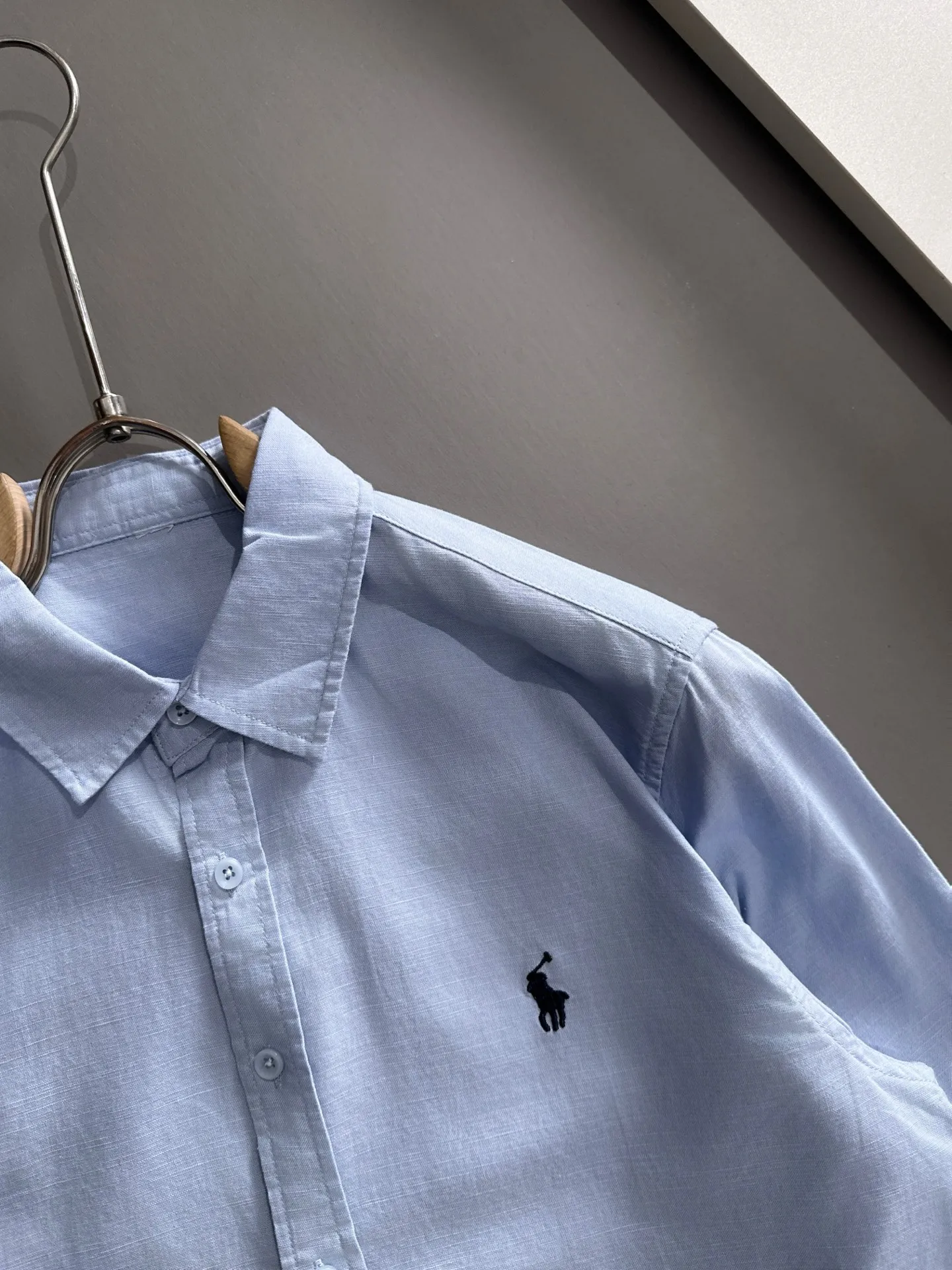 P360 Paul's 2025 new striped shirt, a versatile long-sleeved shirt for business and leisure. After a new style interpretation, with eye-catching earth tones, the fashion trend index of the entire shirt immediately soared! Made of imported 100% poplin cotton material, the light, silky and glossy silk fabric properties bring an unusual high-end visual sense. Needless to say, the upper body comfort is hand-cut. The pattern of the rear horizontal bar is restored, which is the only difference in the market! Technological electrostatic pressure spraying machine. The fluff is attracted by the plant body due to the different electric potential. It accelerates vertically and flies up to the pattern that has been scraped and primed. It is then dried in a high-temperature pipe oven to increase the fastness. The fashionable small pointed collar is paired with a flat-angle hem design, the overall simplicity and ability! Size: M-3XL